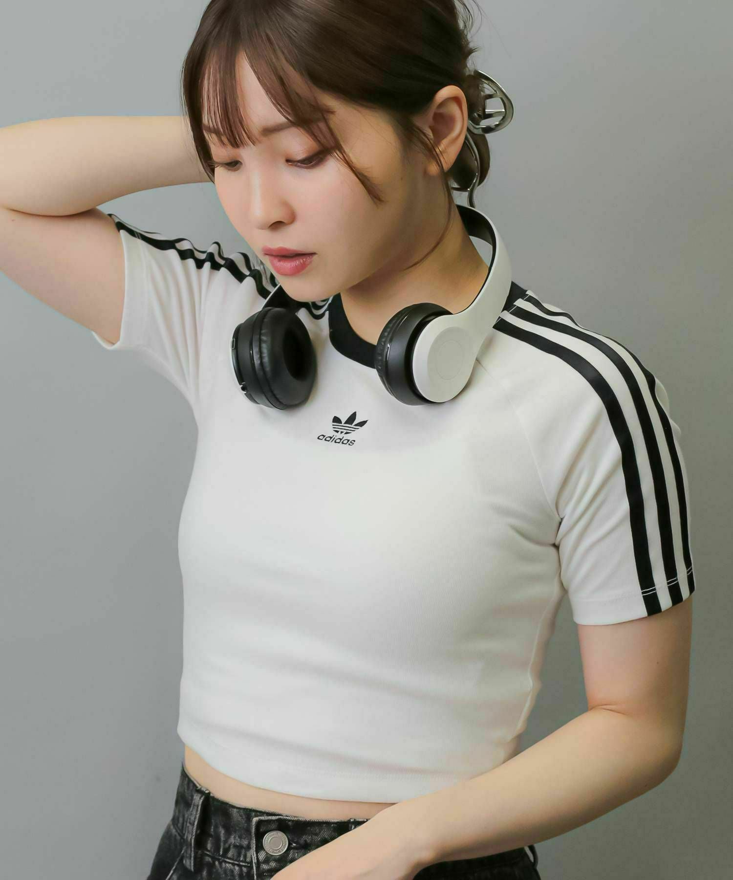 【アディダスオリジナルス】 ショート丈 半袖 トラックトップス ショート丈 半袖アディダス adidasショート丈半袖ミニTシャツ 人気