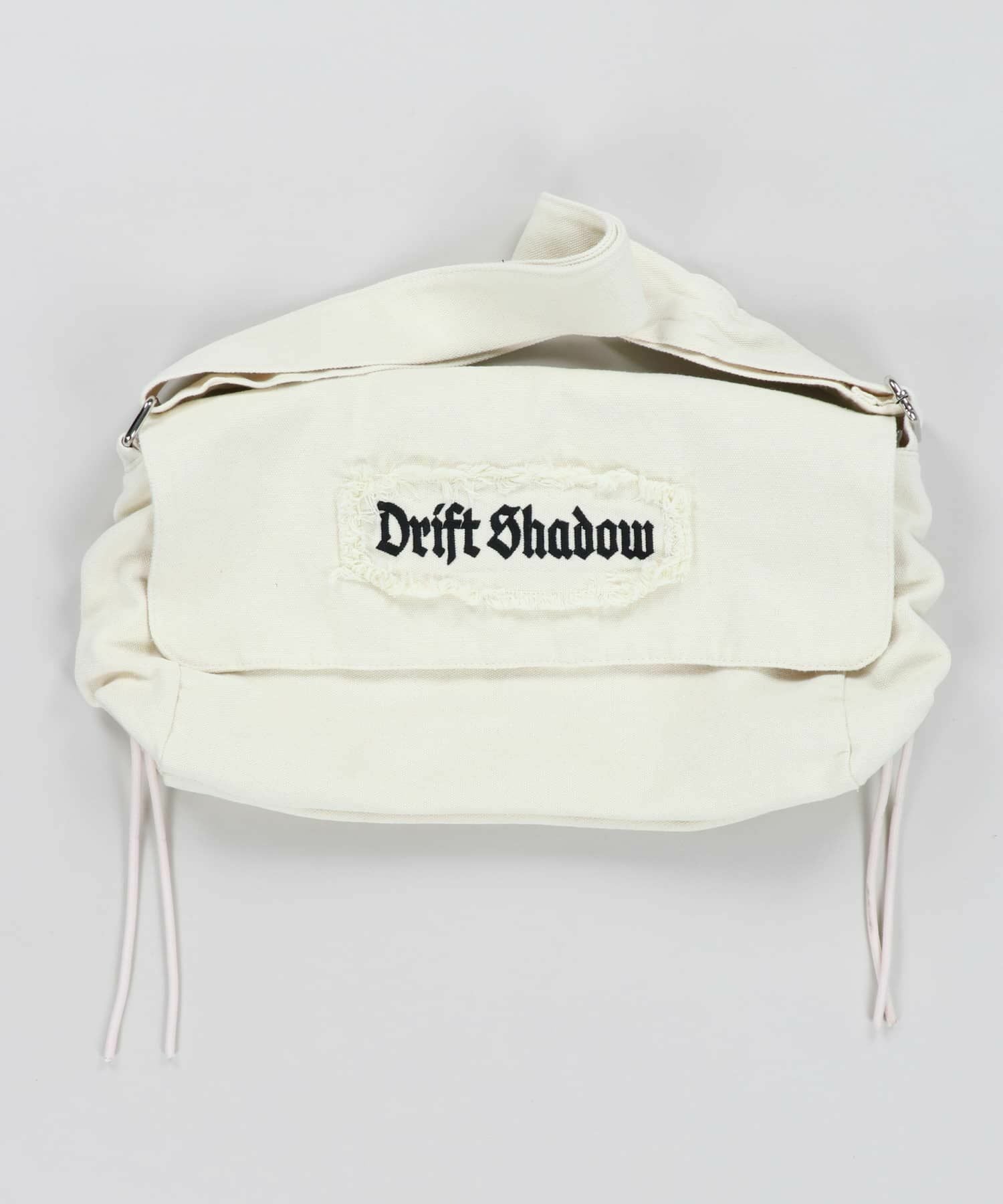 ホワイト ロゴ付き フラップショルダーバッグ 93%OFF】コットンフラップショルダーバッグ/ロゴ | SPINNS WEB STORE