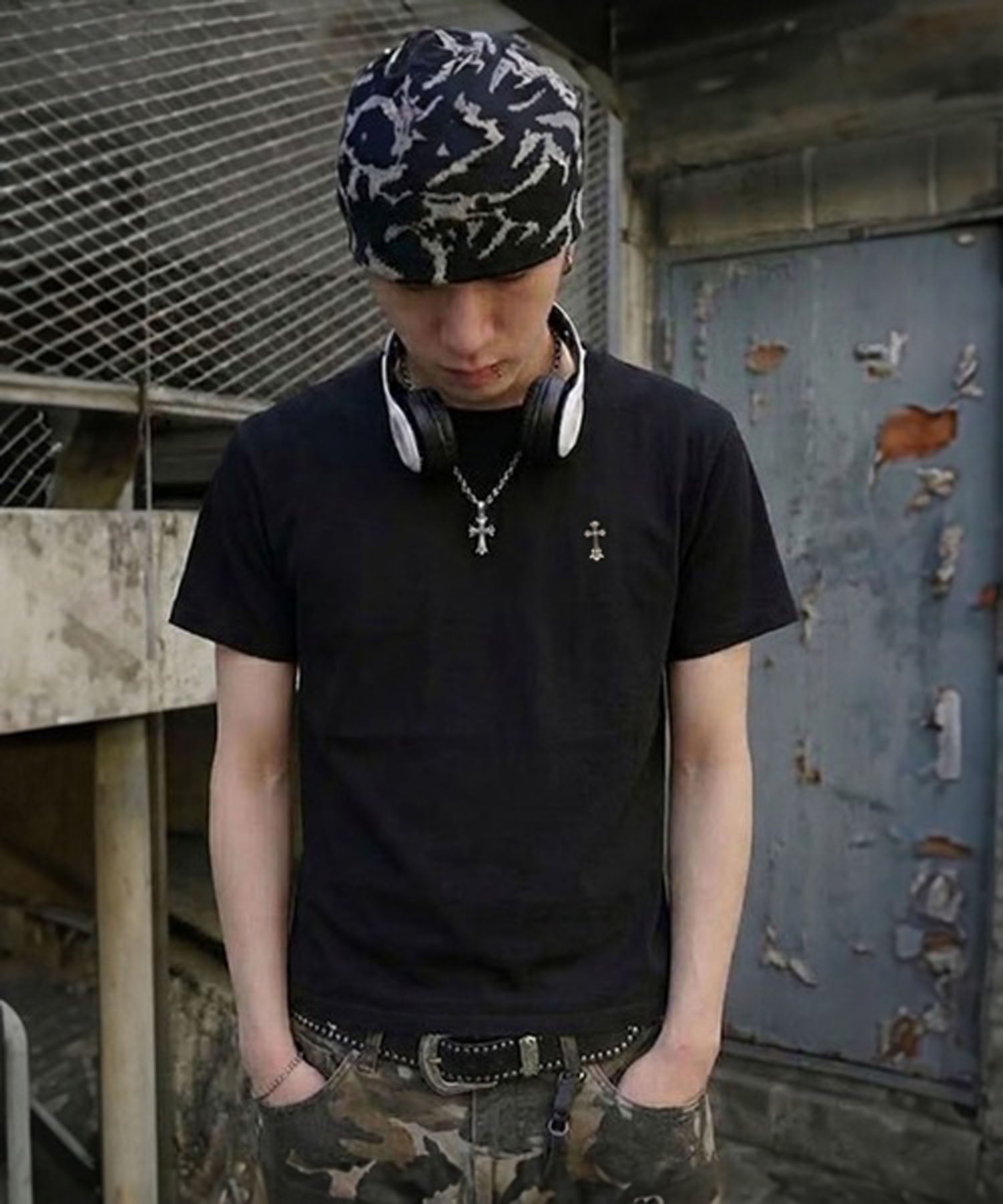 短丈ピグメント加工ワンポイント半袖Tシャツ/クロスメタルロゴ