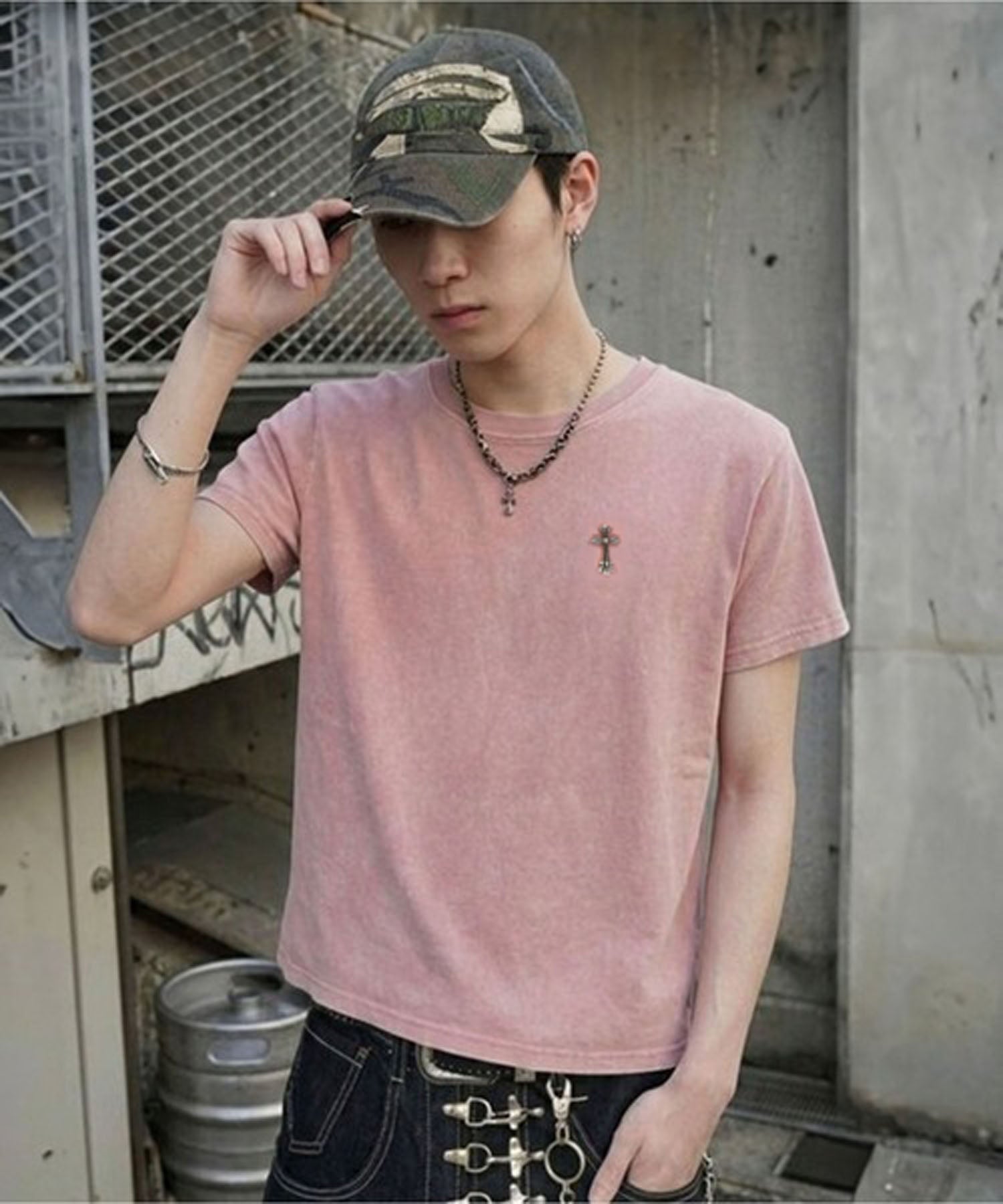 短丈ピグメント加工ワンポイント半袖Tシャツ/クロスメタルロゴ