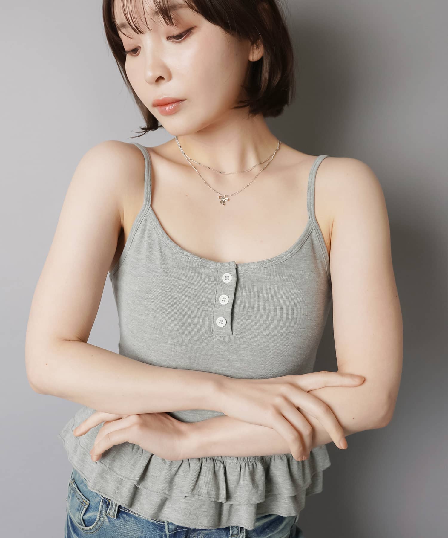 カップ付きヘンリーネックキャミソール/裾フリル | SPINNS WEB STORE