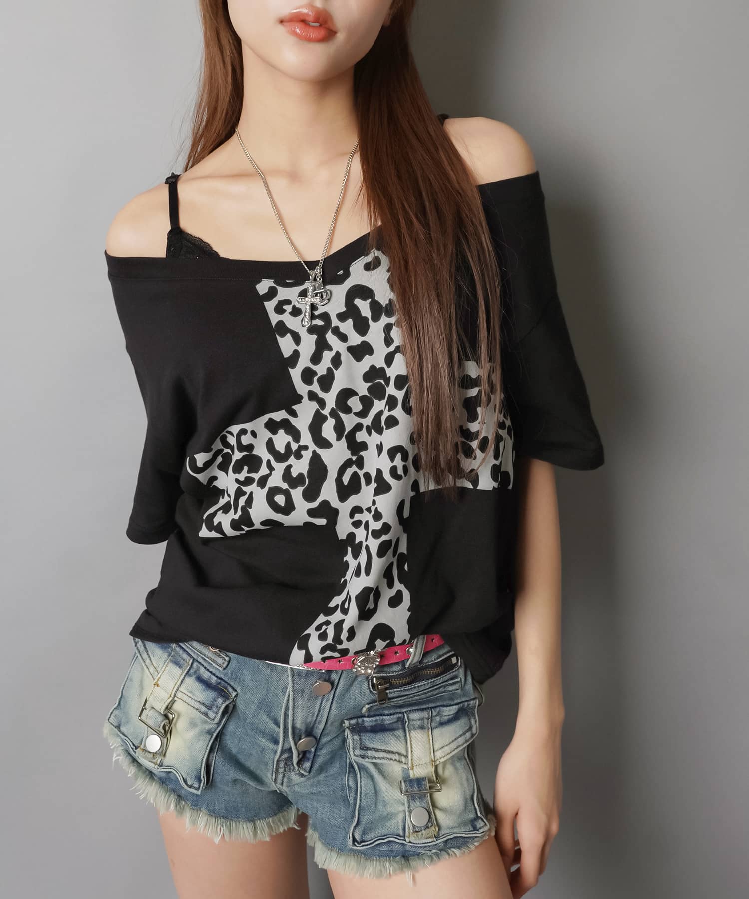 Vネック半袖Tシャツ/ヒョウ柄クロス/#平成ギャル | SPINNS WEB STORE