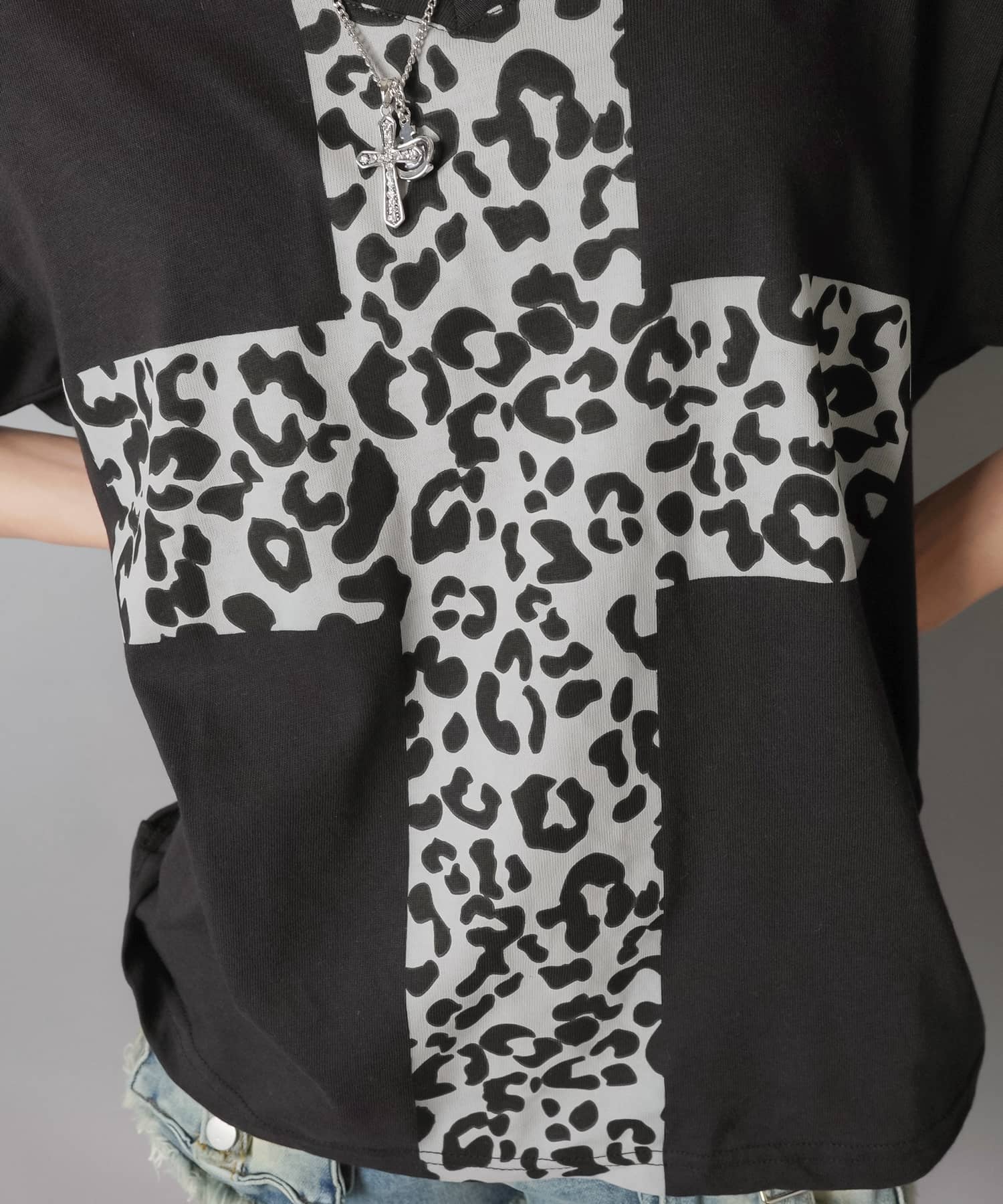 Vネック半袖Tシャツ/ヒョウ柄クロス/#平成ギャル | SPINNS WEB STORE