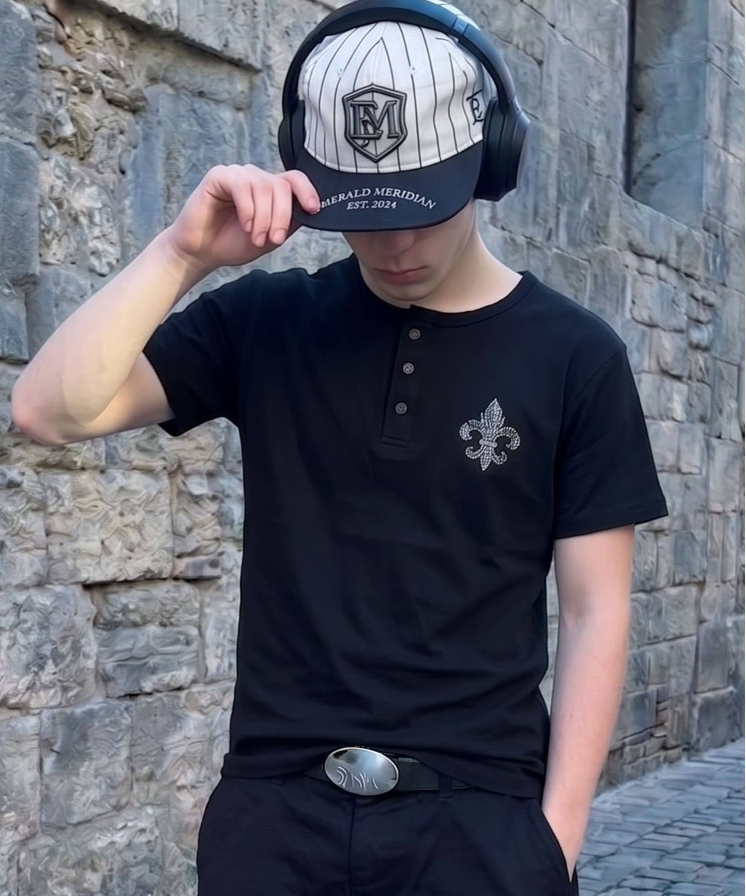 Stone  ヘンリーネック 短丈ヘンリーネックTシャツ/クロス/ラインストーンワンポイントロゴ